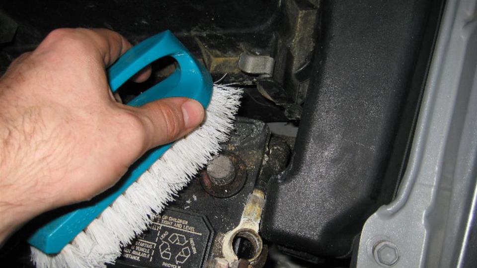 تمیز کردن باتری خودرو